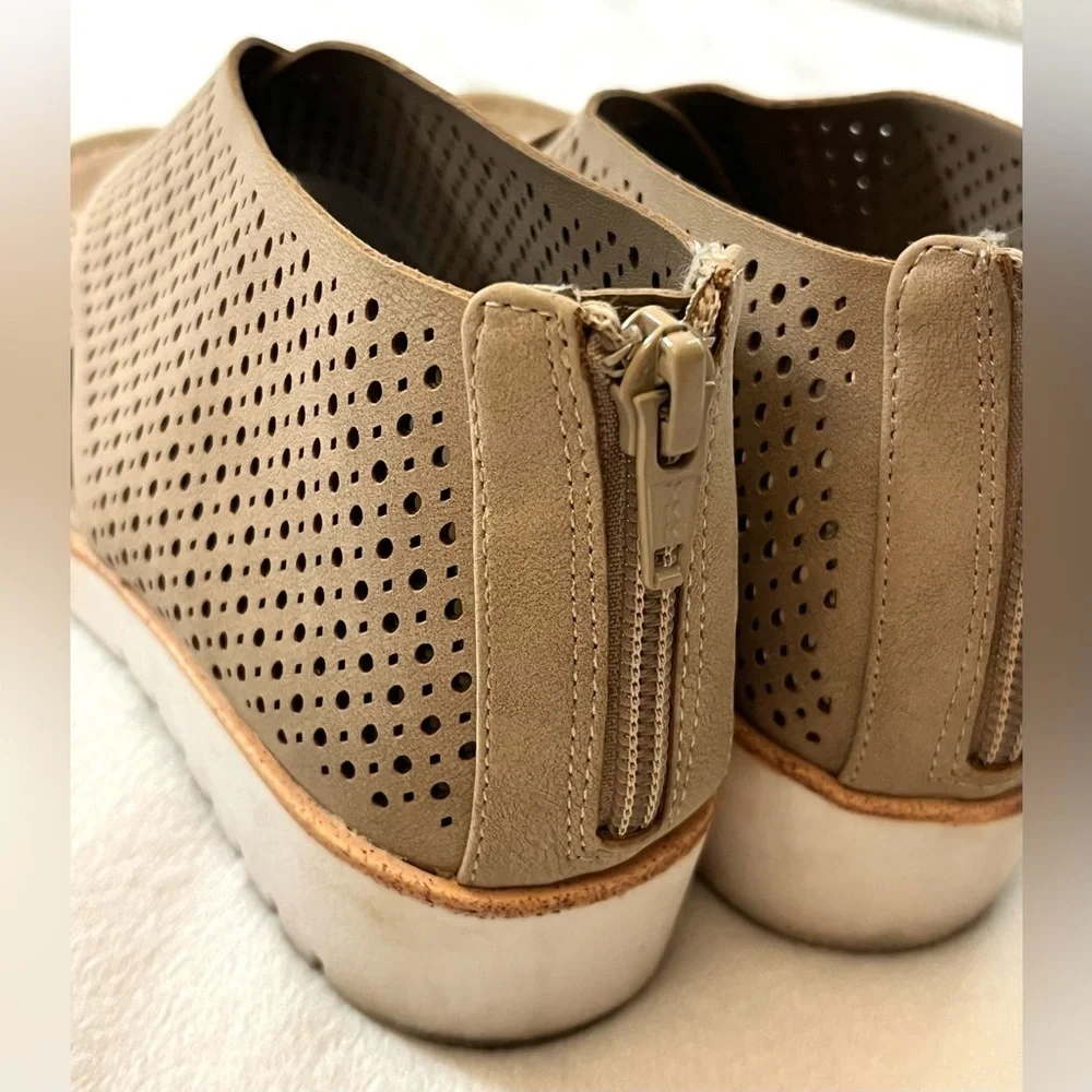 Eurosoft by Sofft Women's Tan Perforated Sandals Slip-On Flats w/ Zipper Sz 6.5